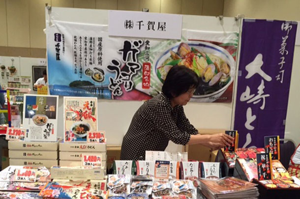 実績事例292:うどん店様のオリジナル展示会のれんを製作しました。