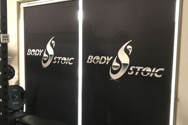 実績事例331:トレーニングジム店様のオリジナル店舗ロールスクリーンを製作しました。