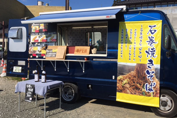 実績事例391：焼きそば店様のオリジナルキッチンカー装飾タペストリーを製作しました。