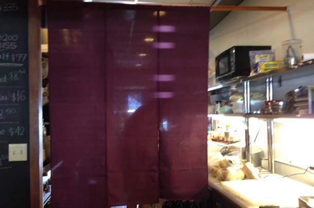 実績事例43：飲食店様の店内設置の間仕切りオリジナル店舗のれんを製作しました。