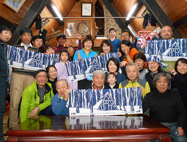 実績事例839：山岳会様の創立100周年記念オリジナル手ぬぐい　集合写真