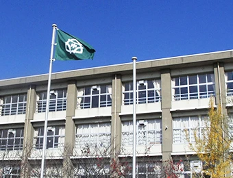 一般的な校旗・学校旗 敷地内に掲揚